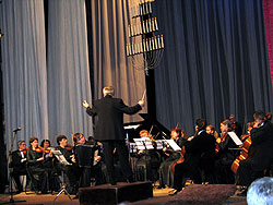 Камерный оркестр филармонии. Солист - А.Селиванов