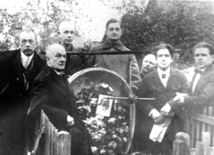 У могилы В.В. Андреева 1918 г.